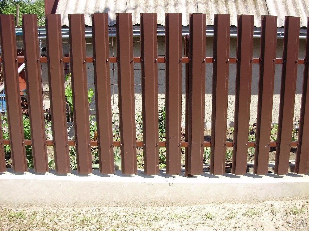 Штакетный забор из металла фото