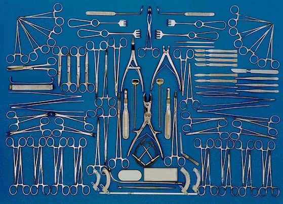 Большой набор хирургических инструментов