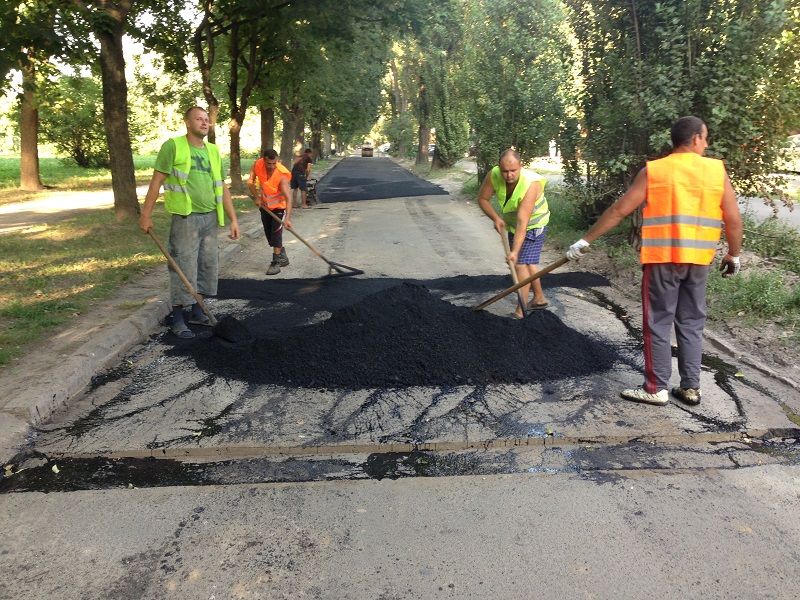 Цена асфальта московская область. Укладка асфальта. Укладка асфальтобетонного покрытия. Кладут асфальт. Укладка асфальта на асфальт.