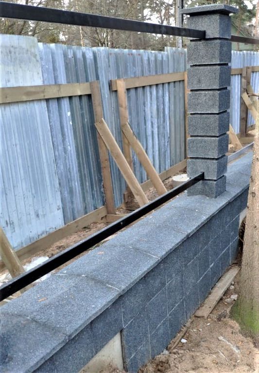 Столбы для забора из наборных бетонных блоков с фактурой Габбро-диабаз ...