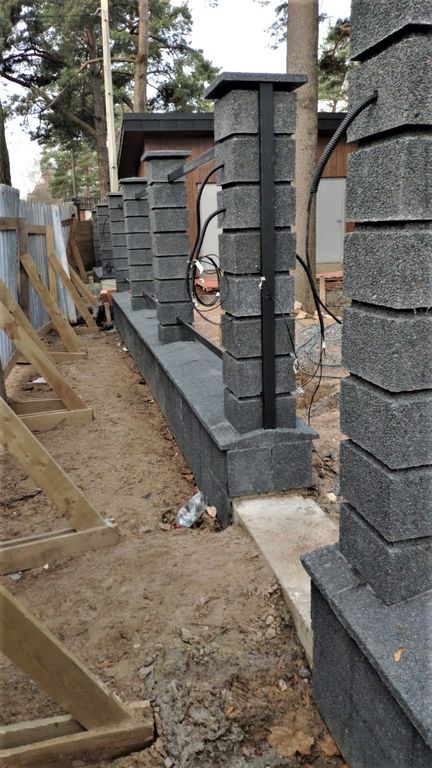 Столбы для забора из наборных бетонных блоков с фактурой Габбро-диабаз ...