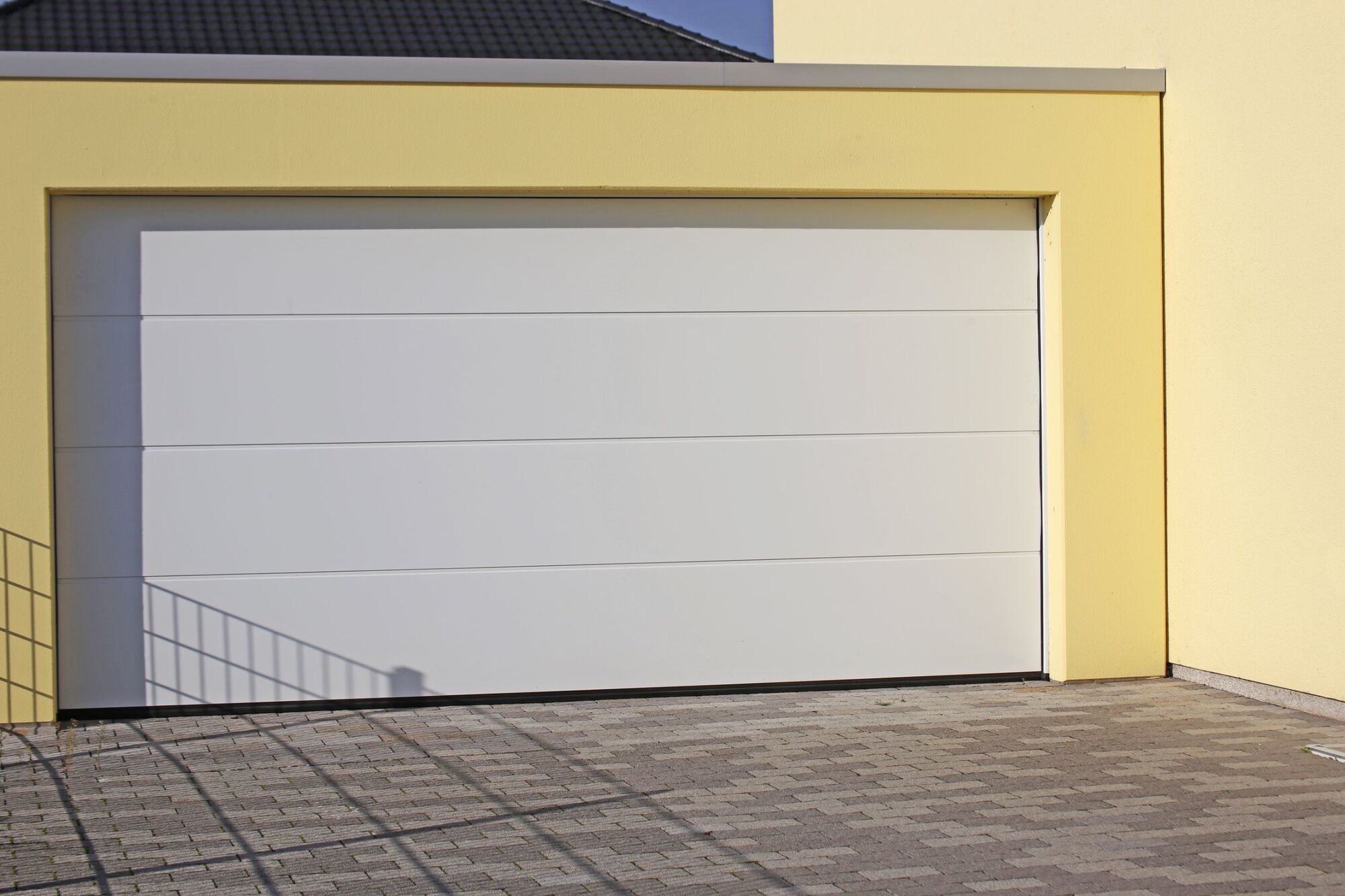 Ворота гаражные секционные DoorHan 3200x2000 с пружинами растяжения RSD01