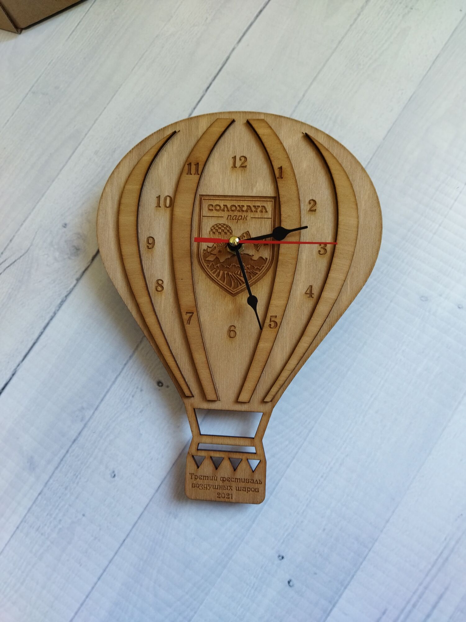 Часы деревянные (из дерева) по индивидуальному дизайну с печатью логотипа